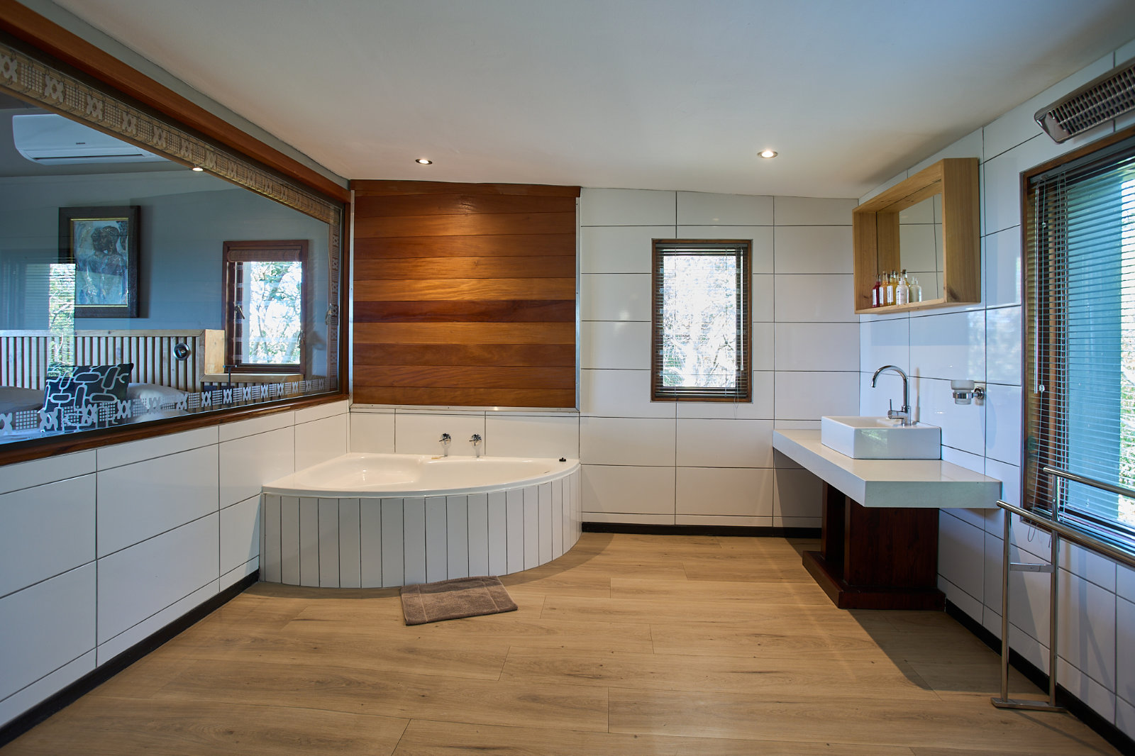 Honeymoon Suite detail